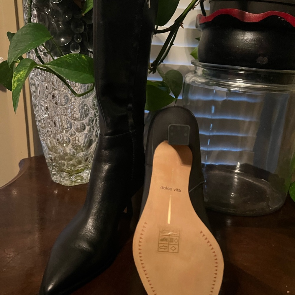 Dolce Vita 
Gyra Wide Calf Boots (Black)